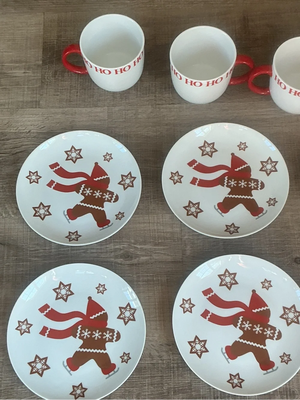 Crate & Barrel Ice Skating Gingerbread Man Holiday Set – 6 Plates 3 Mugs